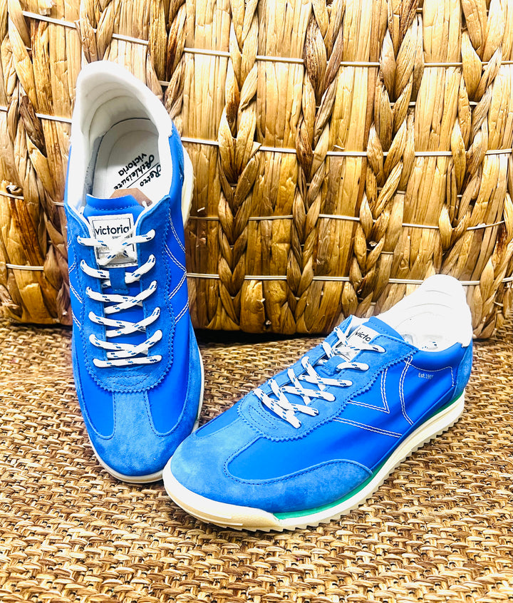 The Victoria Solid Sneaks in Blue