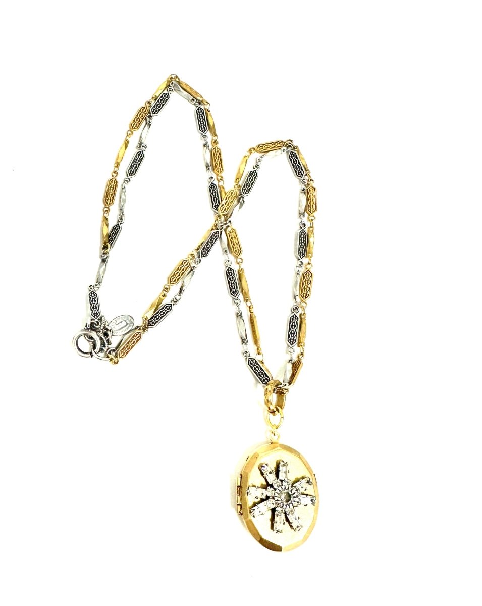 The Oval Locket with Square Crystal Flower