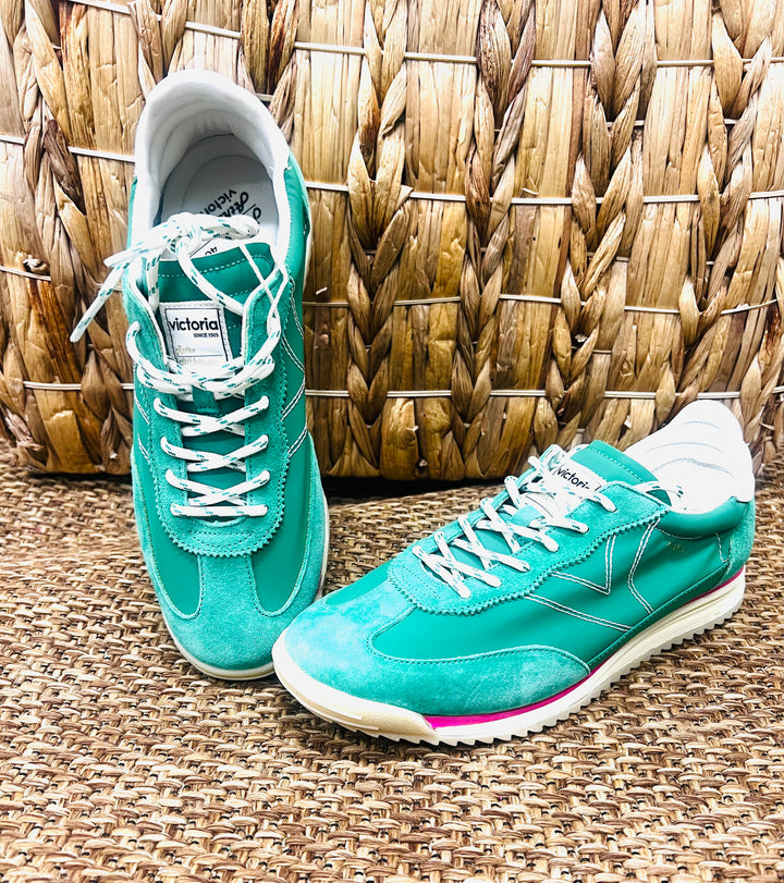 The Victoria Solid Sneaks in Green