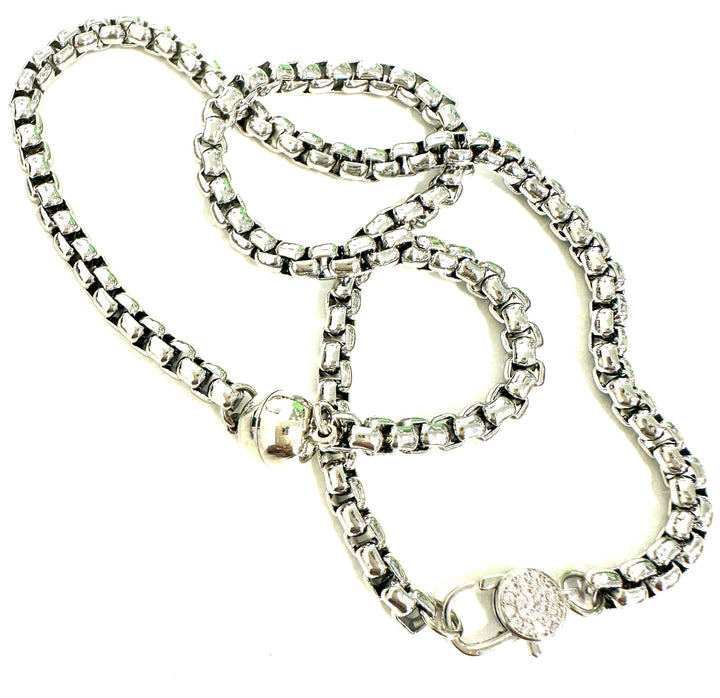 The Magic Carl Necklace