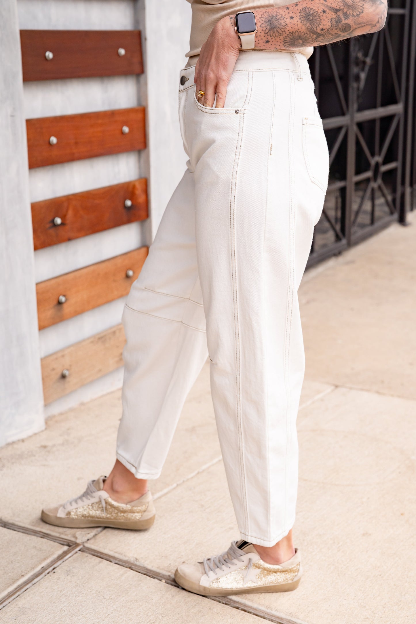 The Buckley Barrel Jeans in Cream
