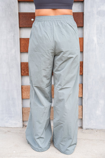 The Wind Pants in Olive - AS