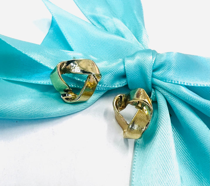 The STEAL Twisted Triangle Earrings