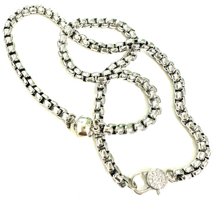 The Magic Carl Necklace