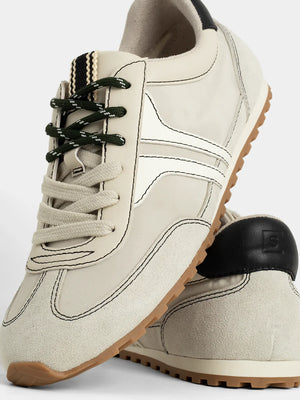 The Sarah Sneaks in Bone